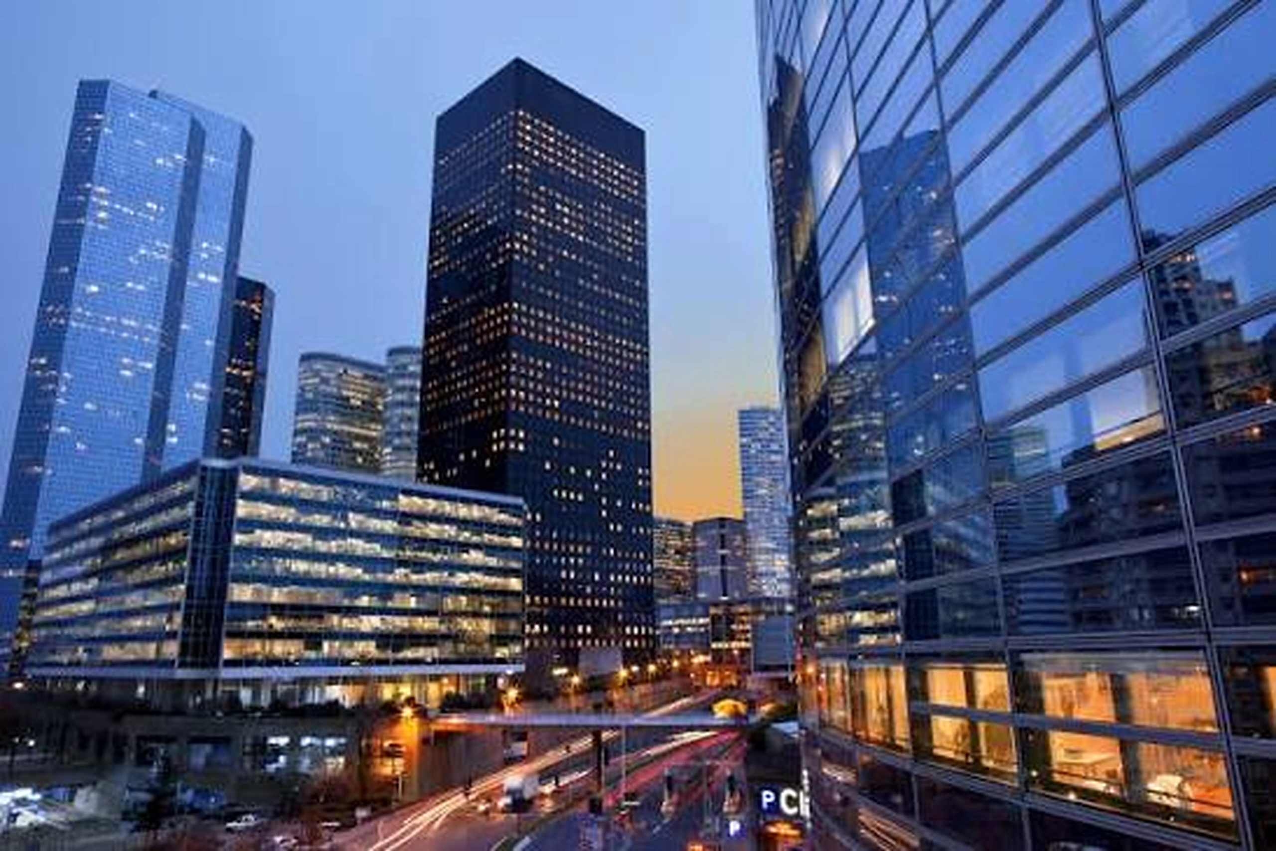 Edifícios corporativos em área urbana adensada