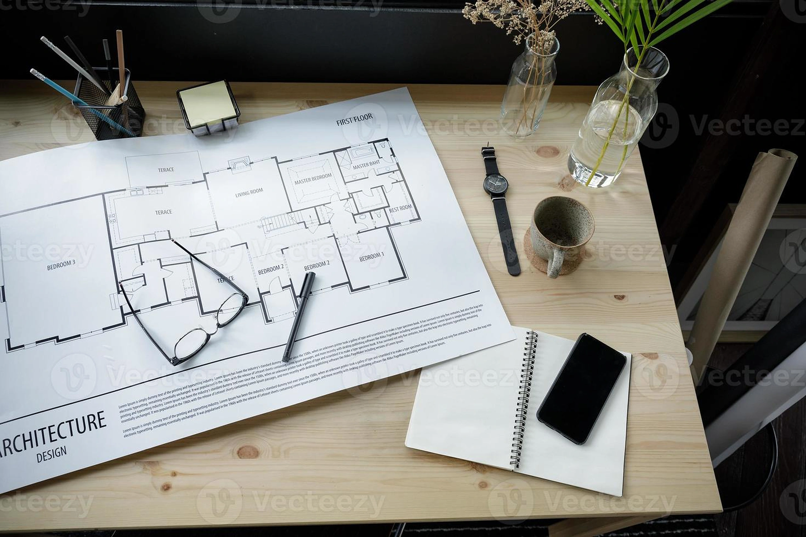 Planta arquitetônica sobre mesa de trabalho